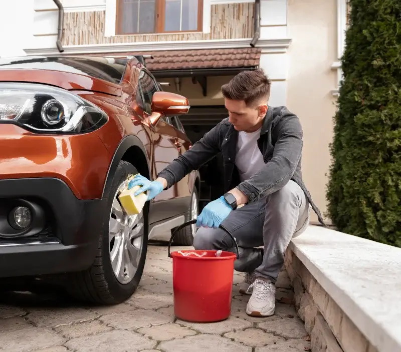 Lavage auto à domicile Luché-Thouarsais : professionnel intervenant sur un véhicule